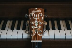 Comparing a guitar with a piano