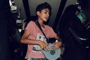 Un niño que aprende teoría musical a través del juego